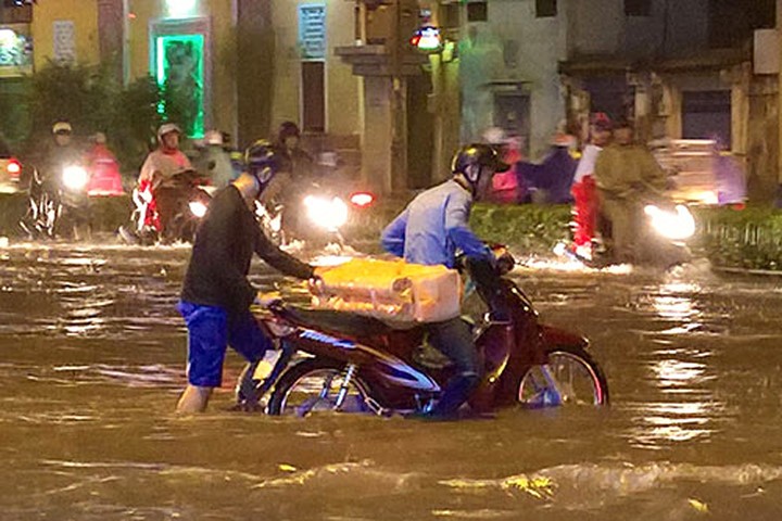 Vì sao Sài Gòn "bì bõm trong nước" sau trận mưa lịch sử?