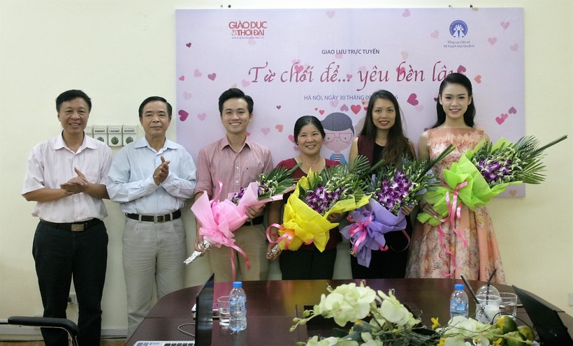 Nhà báo Nguyễn Ngọc Nam - TBT báo GD&TĐ (bìa trái) chào mừng các vị khách mời