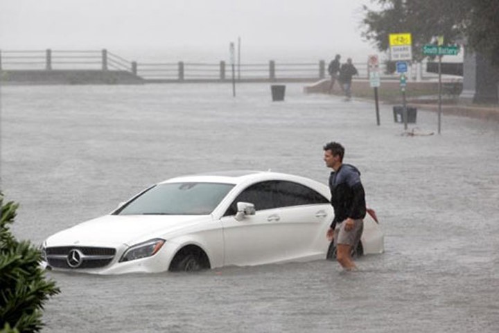 Người dân Mỹ chèo thuyền giữa phố ngập lụt hậu bão "quái vật" Matthew