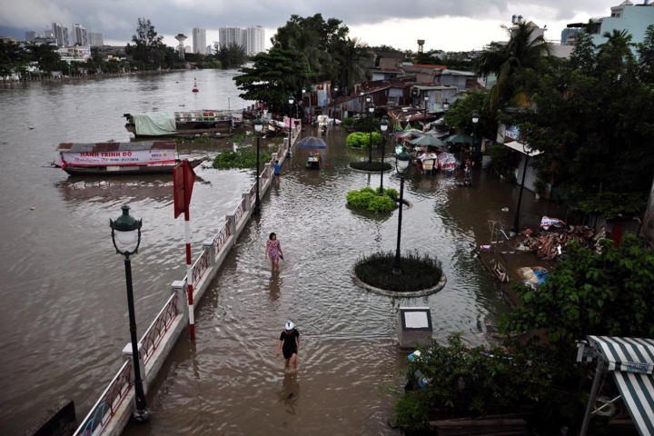 TP HCM: Mưa cực lớn kết hợp đỉnh triều cường, nước ồ ạt vào nhà dân