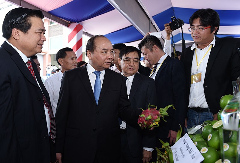 Thủ tướng Nguyễn Xuân Phúc tham quan gian hàng nông sản 
