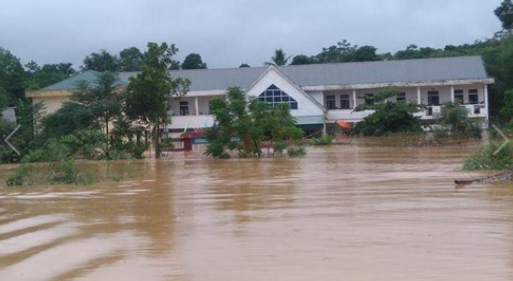 Trường học tại Hà Tĩnh bị ngập trong mưa lũ ngày 17/10. Ảnh: Minh Thư
