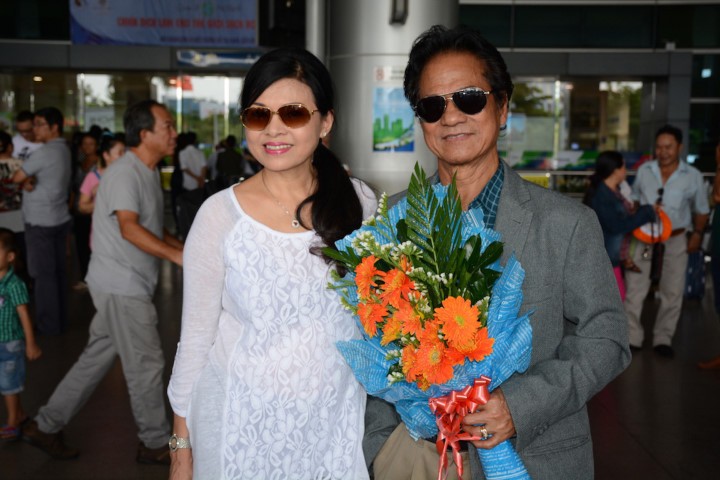 Chế Linh rạng rỡ cùng vợ về nước chuẩn bị cho liveshow tại Hà Nội