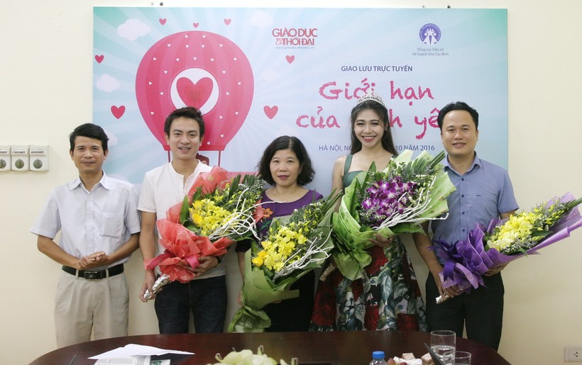 Nhà báo Nguyễn Văn Hải - Trưởng ban báo Điện tử (đầu tiên bên trái) tặng hoa chào mừng các vị khách mời