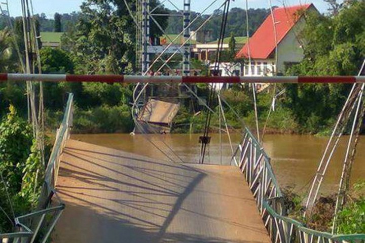 Sập cầu treo Tà Lài, ít nhất 4 người rơi xuống sông Đồng Nai