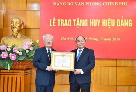 Thủ tướng Nguyễn Xuân Phúc trao Huy hiệu Đảng cho nguyên Phó Thủ tướng Vũ Khoan
