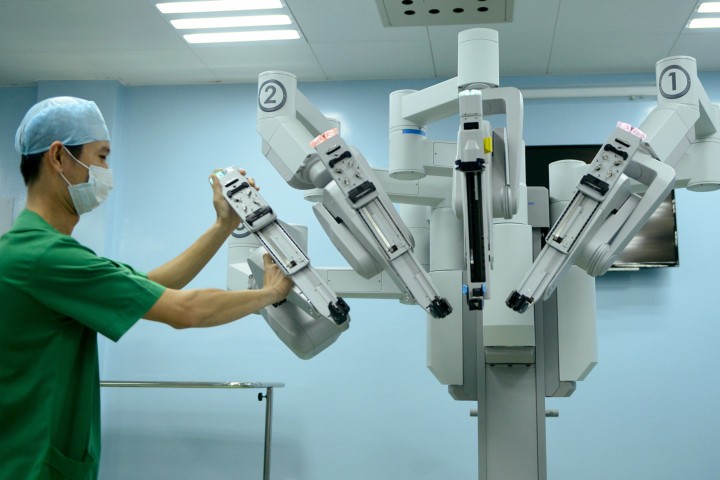 Robot phẫu thuật cho người lớn đầu tiên ở Việt Nam