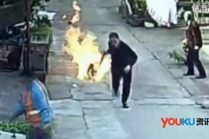 Người đàn ông liều mình kéo bình gas đang bốc cháy dữ dội