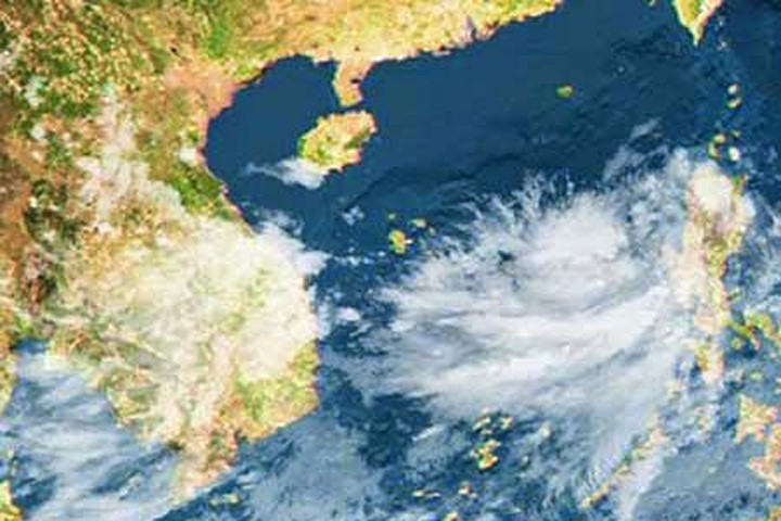 Áp thấp trên Biển Đông, mưa lớn ở Nam Bộ