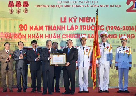 Thủ tướng trao Huân chương Lao Động hạng nhất cho nhà trường