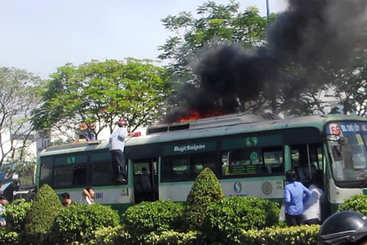 Xe buýt bốc cháy khi đang chạy giữa đường Sài Gòn