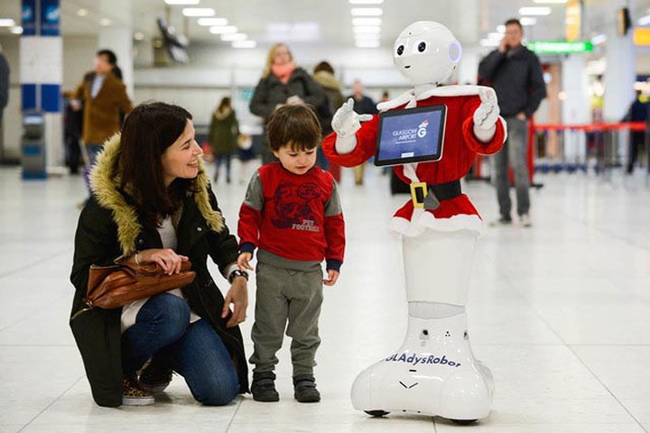 Sân bay Anh dùng robot biết đi để giải trí cho khách