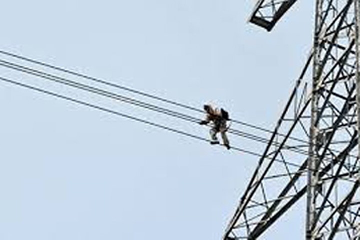 Hà Nội: Trèo lên mái nhà, 1 người bị hút ngược lên dây điện cao thế