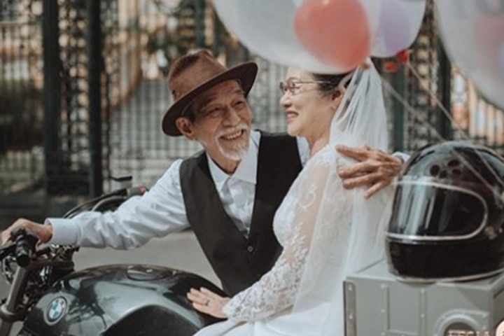 Bộ ảnh tươi trẻ kỷ niệm 50 năm ngày cưới của cặp vợ chồng nghệ sĩ già