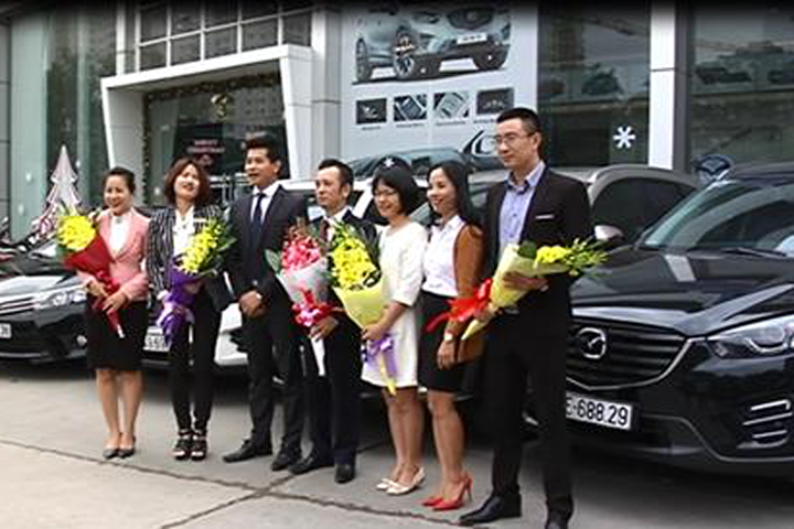Choáng: Đại gia BĐS Hà Nội chi 8 tỷ mua ô tô thưởng Tết nhân viên