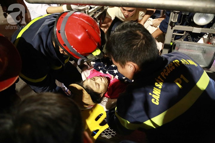 Cảnh sát PCCC giải cứu sản phụ bị vỡ ối, mắc kẹt trong cầu thang