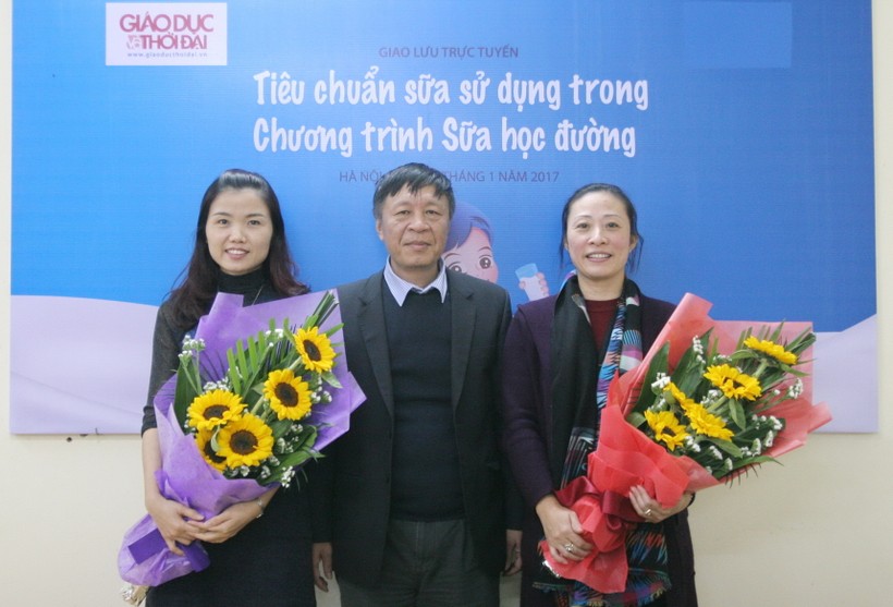 Nhà báo Nguyễn Ngọc Nam - TBT báo GD&TĐ (giữa) - tặng hoa 2 vị khách mời: Cô Lê Thị Hải Yến (phải) và bà Phạm Thị Thu Huyền