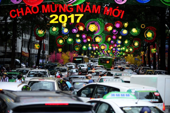 Hàng nghìn xe cộ kẹt cứng ở trung tâm Sài Gòn
