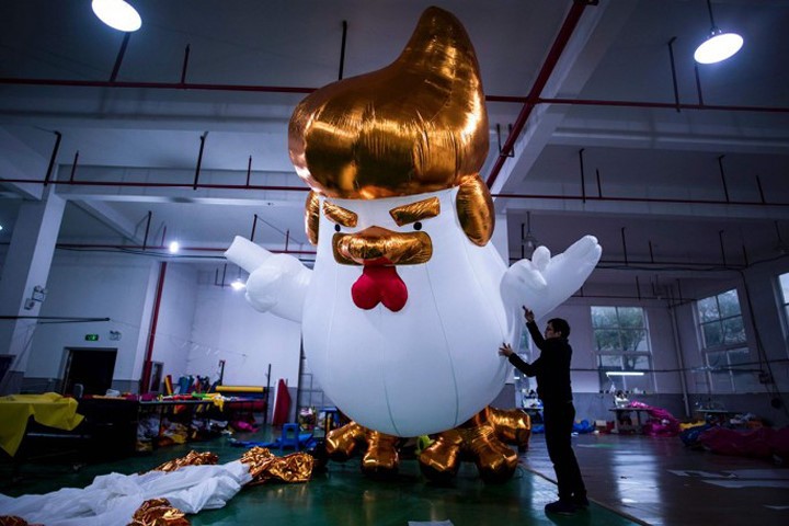 Bong bóng gà khổng lồ mô phỏng Donald Trump ở Trung Quốc