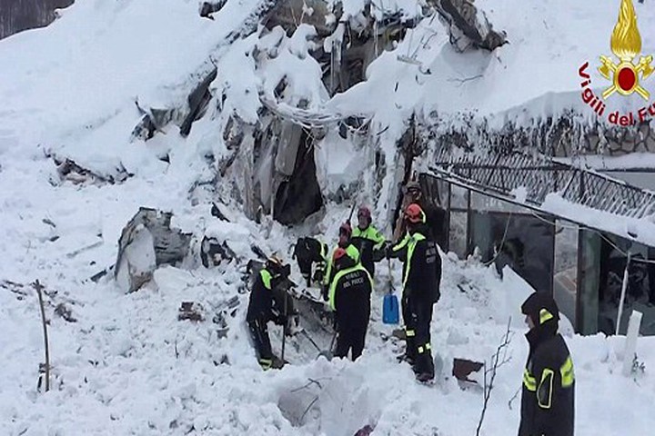 8 người sống sót thần kỳ sau 40 giờ bị vùi trong tuyết