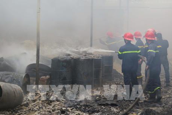 Cháy lớn tại xưởng sơ chế nguyên liệu giấy tại Bắc Ninh