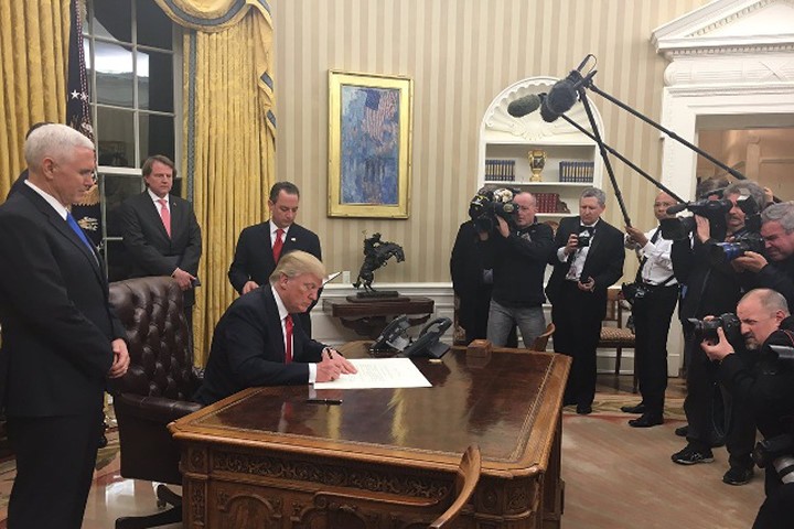 Tân Tổng thống Mỹ ký các sắc lệnh đầu tiên ngay sau khi nhậm chức