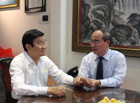 Đồng chí Nguyễn Thiện Nhân nói chuyện với nguyên Chủ tịch nước Trương Tấn Sang. Ảnh: VGP/Trung Thành