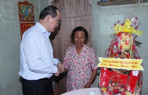 Chủ tịch Ủy ban Trung ương MTTQ Việt Nam Nguyễn Thiện Nhân thăm và tặng quà bà Nguyễn Thị Hoa. Ảnh: VGP/Thành Trung