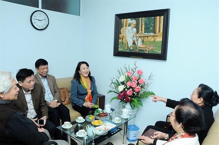 Thứ trưởng Bộ GD&ĐT Nguyễn Thị Nghĩa thăm và chúc mừng năm mới
tại Trung ương Hội khuyến học Việt Nam.