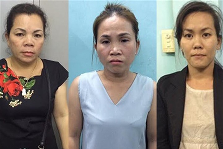 Trinh sát mật phục bắt 3 phụ nữ móc túi ở đường hoa Nguyễn Huệ