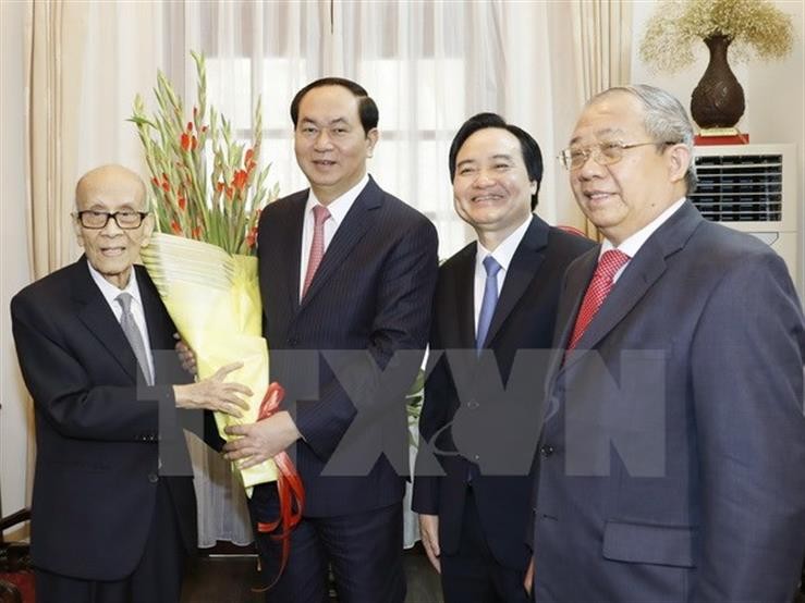 Chủ tịch nước Trần Đại Quang và Bộ trưởng Phùng Xuân Nhạ chúc tết GS Vũ Khiêu