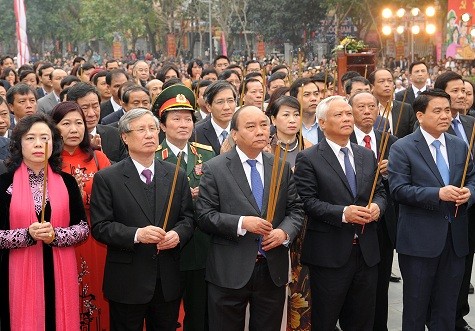 Thủ tướng Nguyễn Xuân Phúc cùng đại diện lãnh đạo các bộ, ngành và thành phố Hà Nội dâng hương tại Lễ hội Gò Đống Đa. Ảnh: VGP/Quang Hiếu