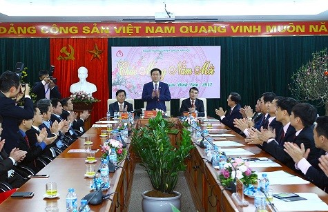 Phó Thủ tướng Vương Đình Huệ động viên các cán bộ, nhân viên tại Ngân hàng Chính sách xã hội Việt Nam. Ảnh: VGP/Thành Chung