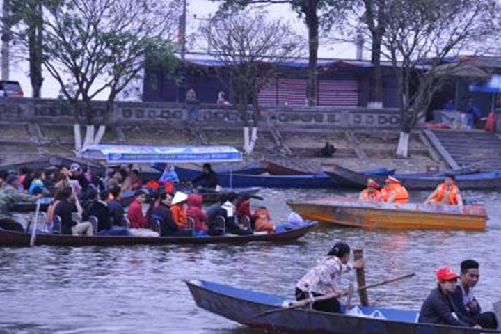 Đò thuyền chở khách trên suối Yến, chùa Hương phải có phao cứu sinh