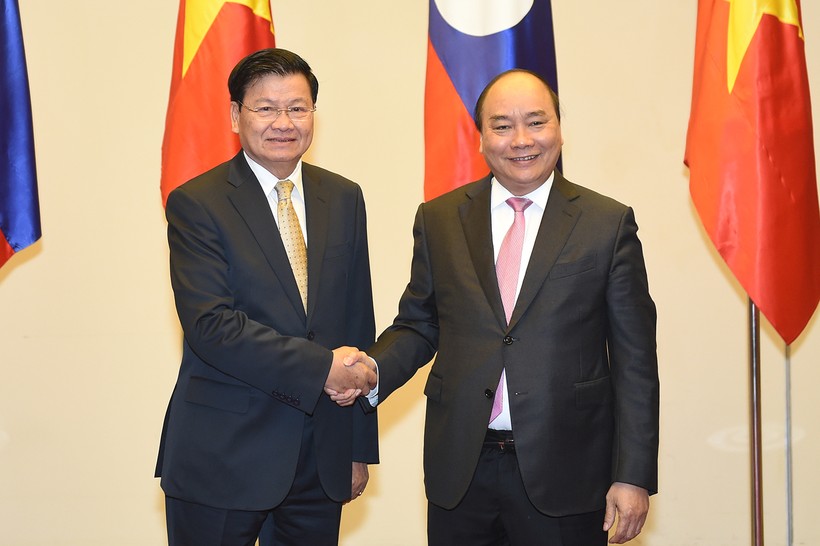 Thủ tướng Nguyễn Xuân Phúc và Thủ tướng Lào Thongloun Sisoulith. Ảnh: VGP/Quang Hiếu