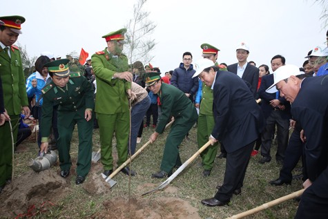 Phó Thủ tướng tham gia trồng cây chắn sóng tại đê biển xã Giao Long, huyện Giao Thuỷ. Ảnh: VGP/Lê Sơn