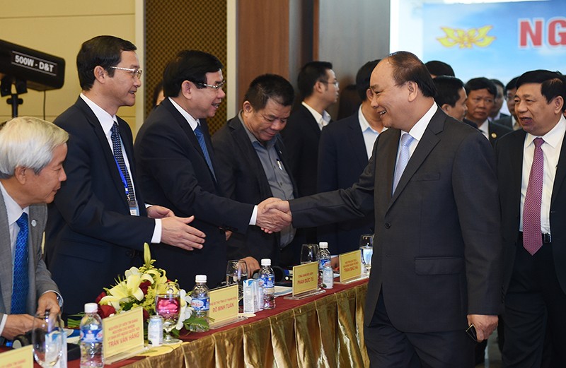 Thủ tướng và các nhà đầu tư tham dự Hội nghị. Ảnh: VGP/Quang Hiếu