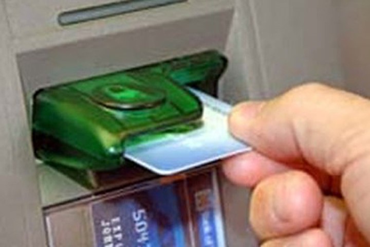 Nhóm người nước ngoài dùng thẻ ATM giả rút trộm tiền