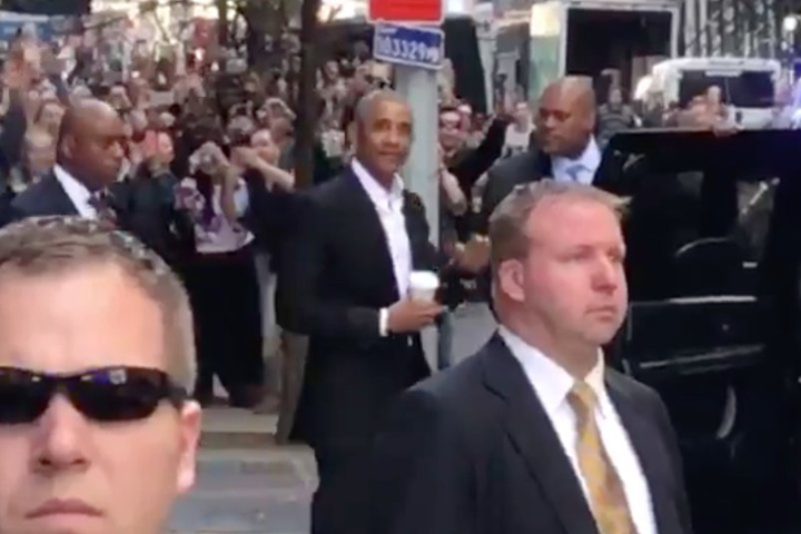 Ông Obama xuất hiện bất ngờ trên đường phố New York. Nguồn: BI