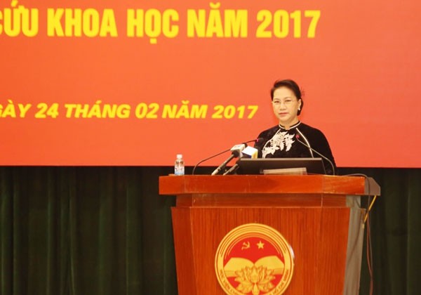 Chủ tịch Quốc hội Nguyễn Thị Kim Ngân nói chuyện với cán bộ của Học viện Chính trị Quốc gia Hồ Chí Minh. Ảnh: Báo CAND