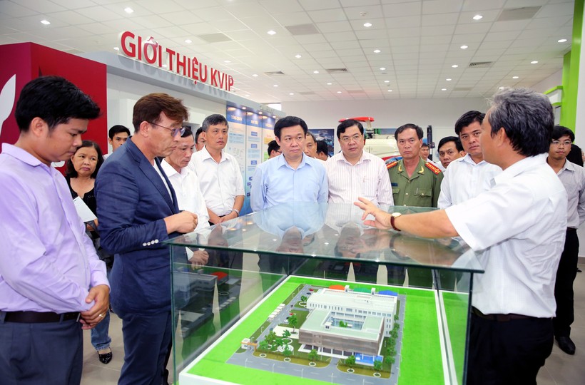 Phó Thủ tướng Vương Đình Huệ tới thăm Vườn ươm Công nghệ công nghiệp Việt Nam-Hàn Quốc tại Thành phố Cần Thơ hồi tháng 6/2016. Ảnh: VGP/Thành Chung