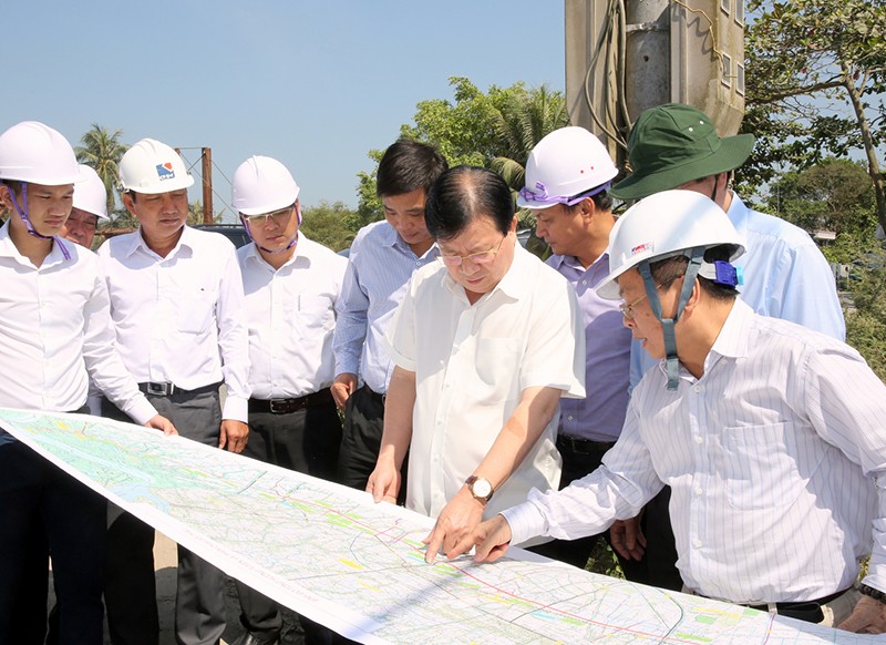 Phó Thủ tướng kiểm tra thực địa tuyến cao tốc Trung Lương - Mỹ Thuận - Cần Thơ. Ảnh: VGP/Xuân Tuyến