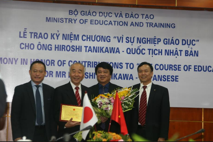Chủ tịch Hội Hữu nghị và Giáo dục châu Á nhận kỷ niệm chương “Vì sự nghiệp Giáo dục”