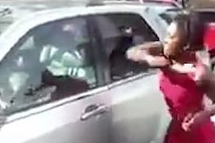 Cô gái giận dữ dùng búa đập xe hơi bạn trai vì tội lăng nhăng