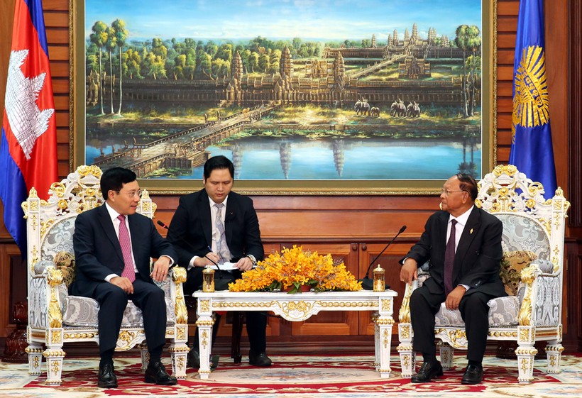 Phó Thủ tướng Phạm Bình Minh và Chủ tịch Quốc hội Vương quốc Campuchia Samdech Heng Samrin. Ảnh: VGP/Hải Minh