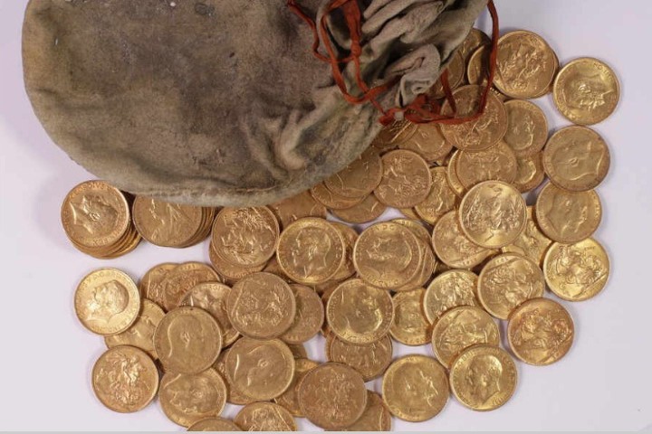 Bất ngờ phát hiện kho báu tiền xu cổ bằng vàng khi mang đàn đi sửa