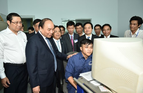 Thủ tướng thăm khu thực hành cơ khí của Trường Đại học Bách Khoa- Đại học Đà Nẵng.