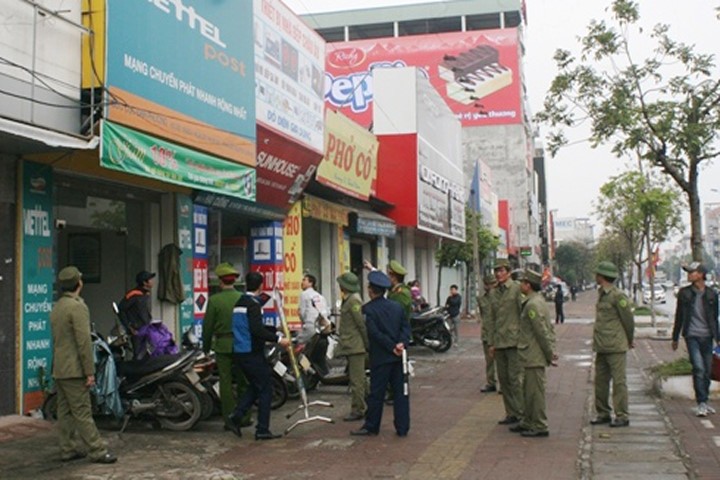 Khởi tố vụ dùng bút đâm cán bộ phường dẹp vỉa hè ở Long Biên