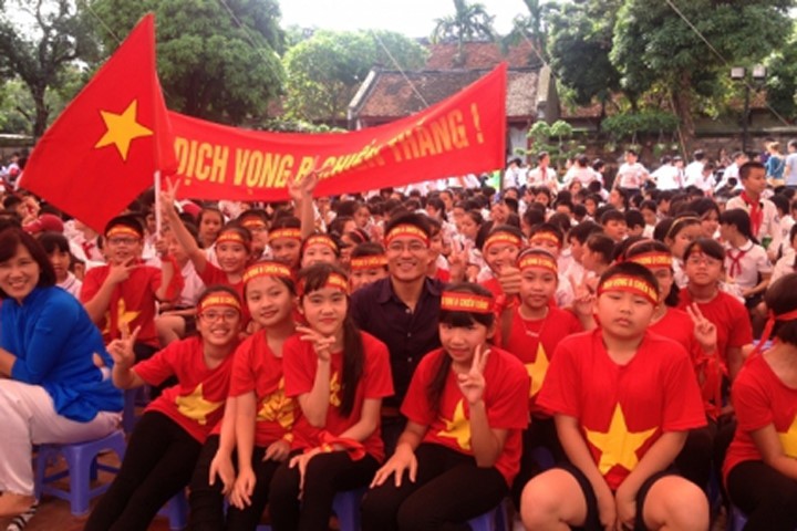 Thầy Nguyễn Văn Quyết sôi nổi với phong trào của học sinh Trường Tiểu học Dịch Vọng B (quận Cầu Giấy, Hà Nội)