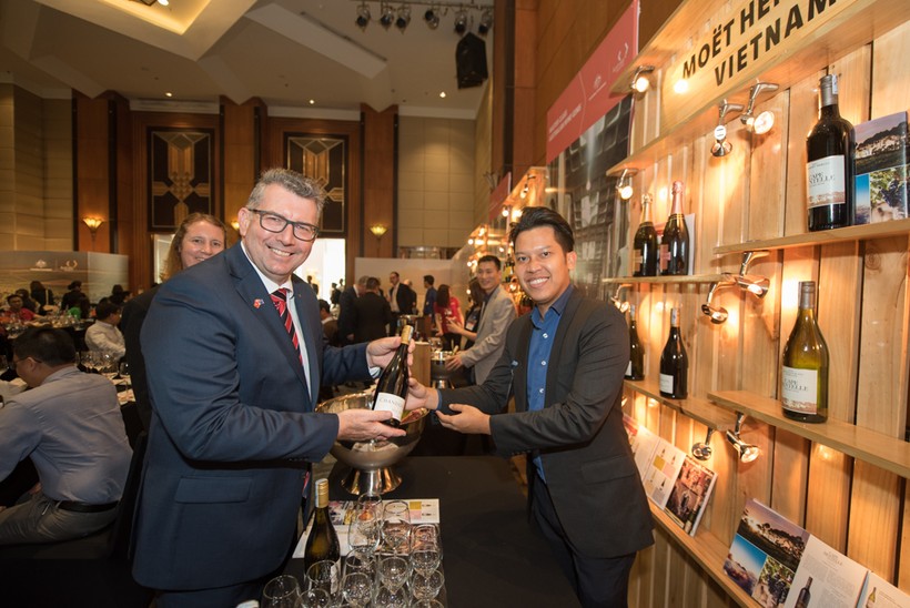 Ngài Thứ trưởng Keith Pitt giới thiệu rượu vang hảo hạng Úc tại Hà Nội chiều 3/4.